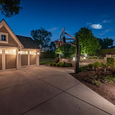 Separate garage and driveway lighting Photo