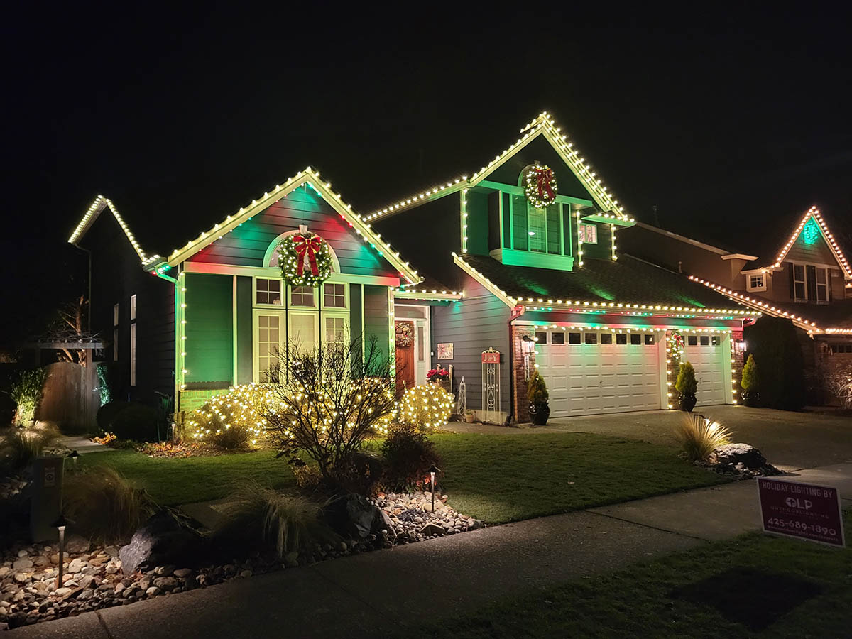 red-green-white-christmas-lighting-with-wreaths-on-fort-lauderdale-house