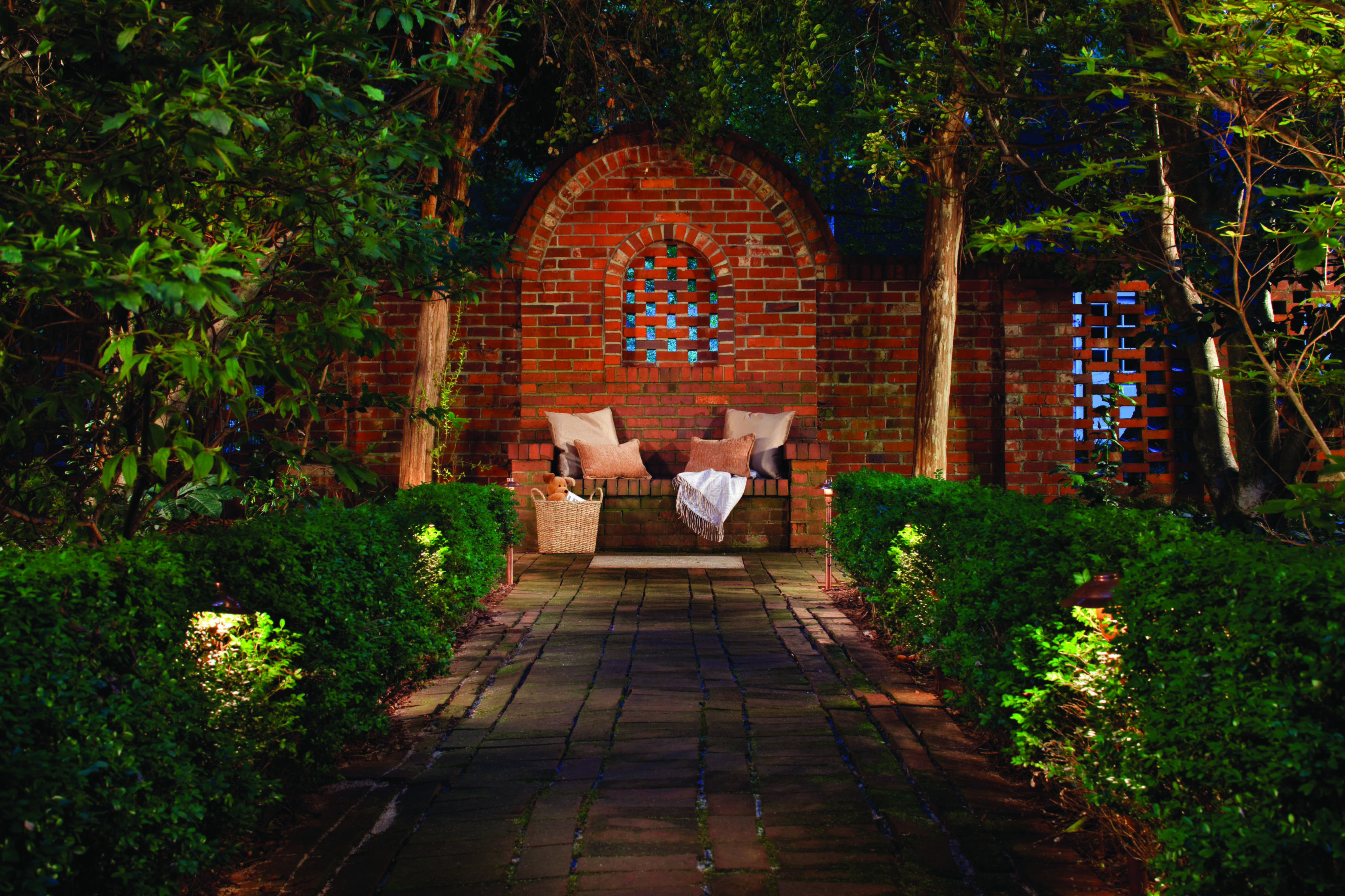 outdoor lighting pathway