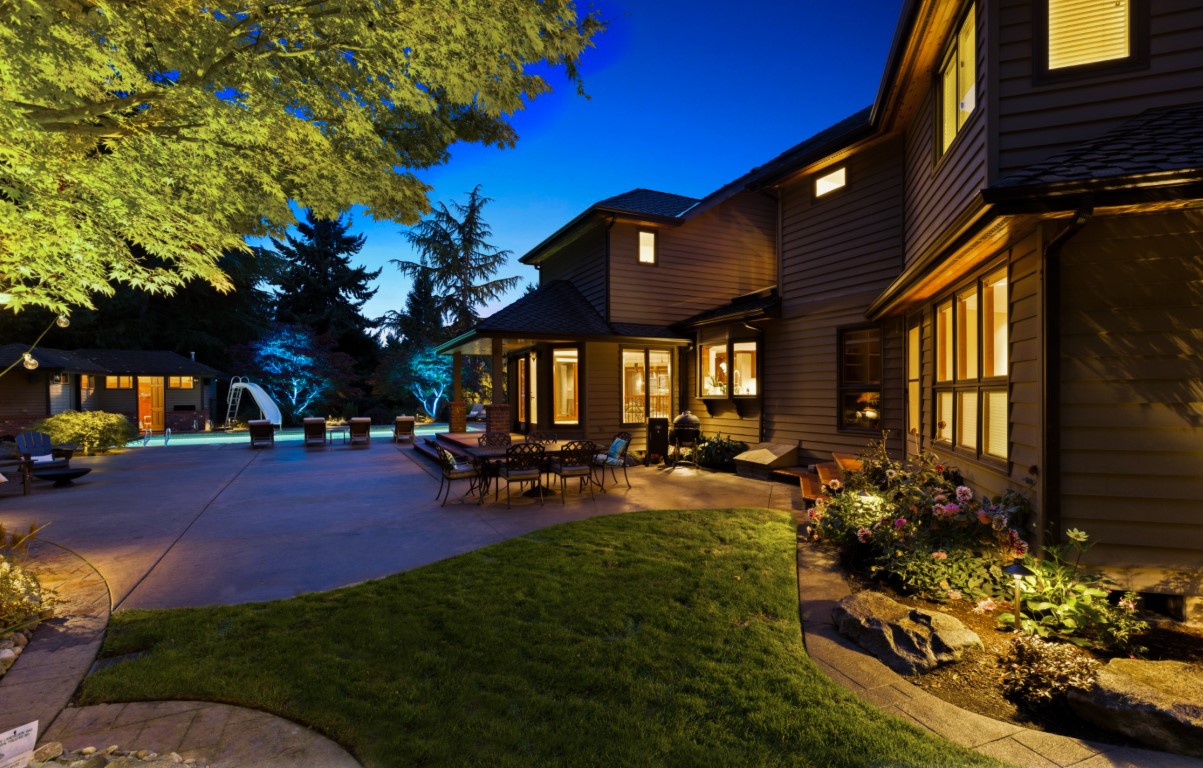 FULL-SERVICE LANDSCAPE LIGHTING DESIGN & INSTALLATION