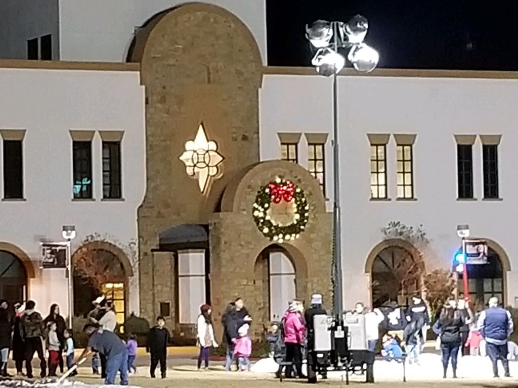 Outdoor holiday wreath lighting 