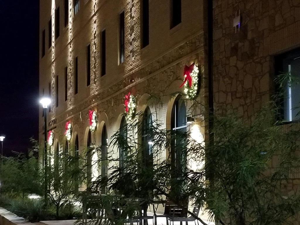 Outdoor holiday wreath lighting 