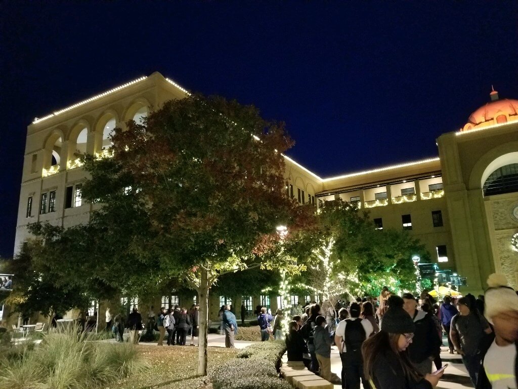 Outdoor holiday lighting 