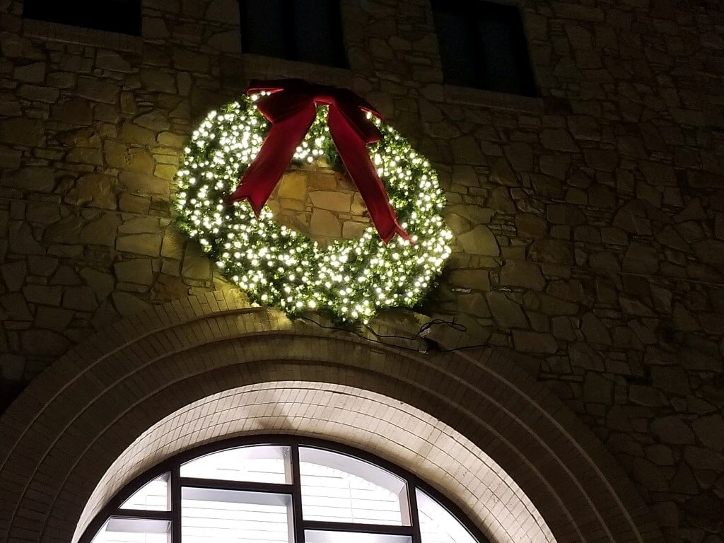 Outdoor holiday wreath lighting 