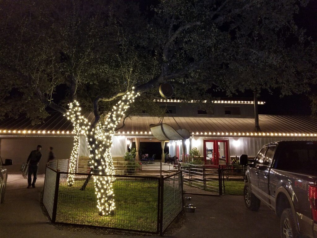 Residential roofline lighting