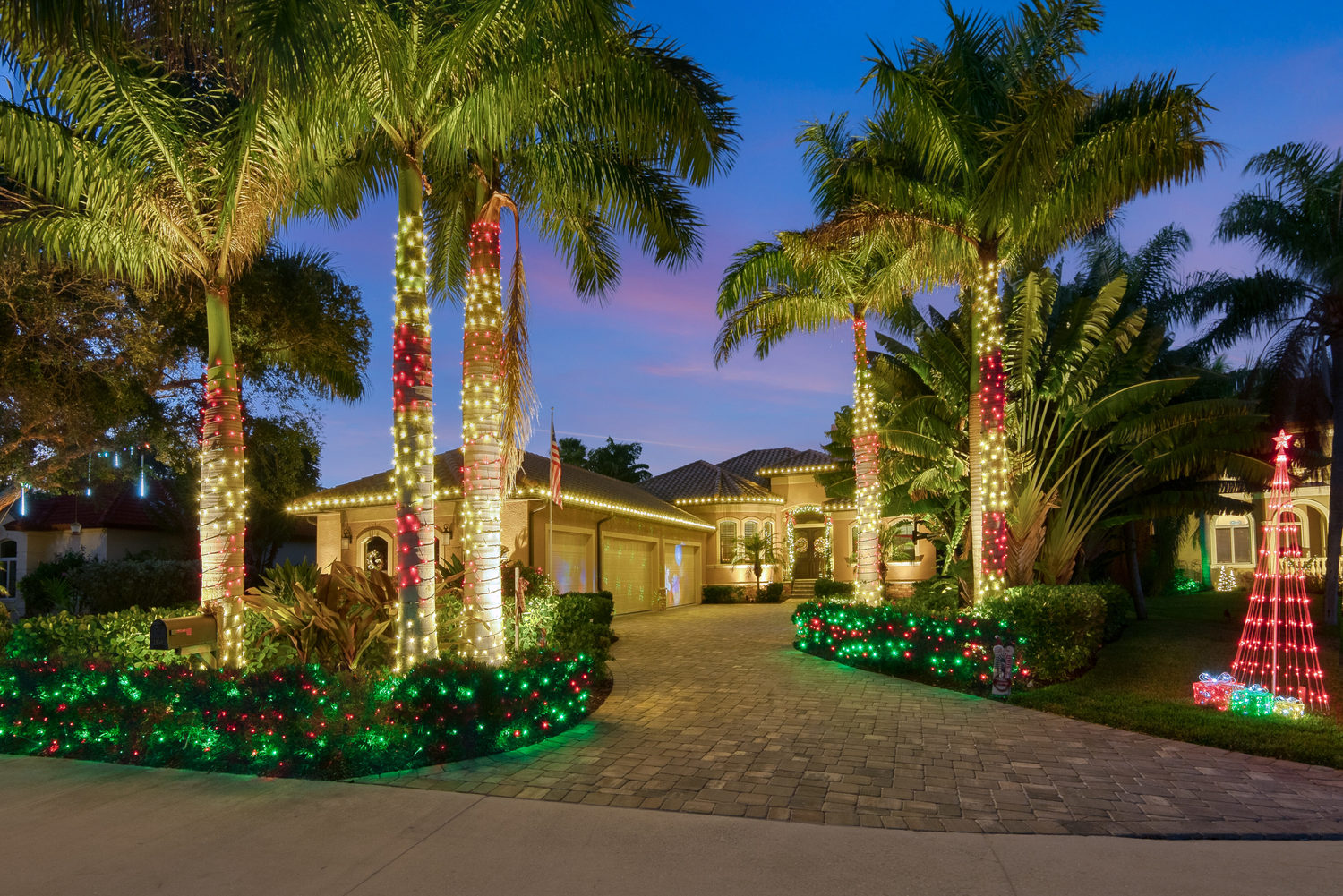 Florida home with Christmas lights 