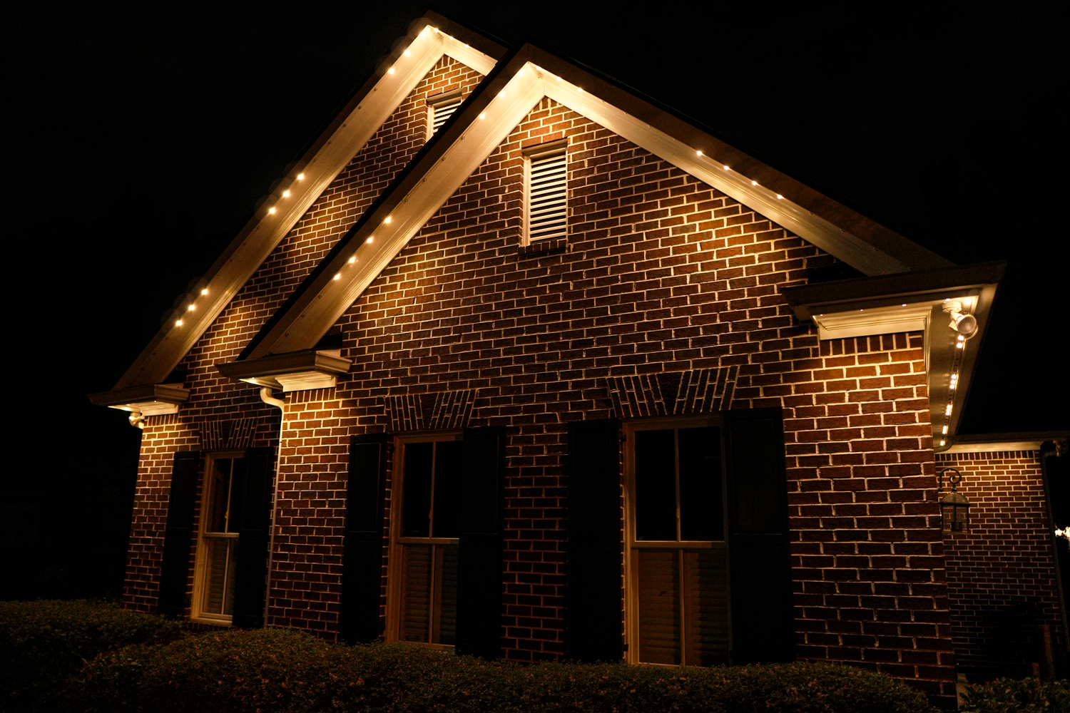 warm white permanent roofline lighting in chicago illinois