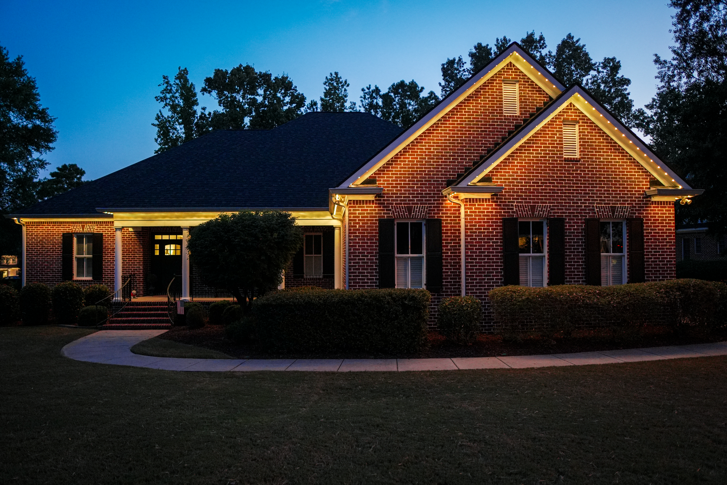 warm white permanent roofline lighting in chicago illinois