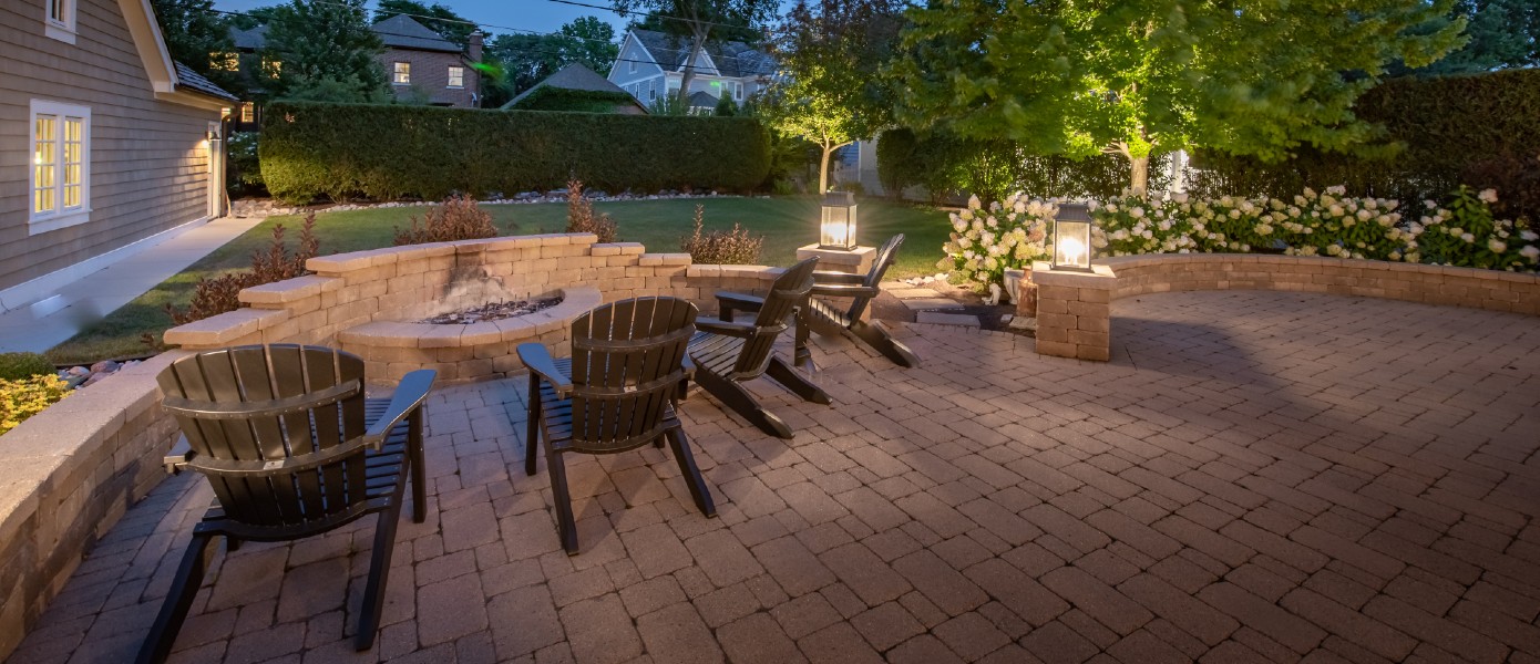 A patio with chairs and a fire pit

Description automatically generated