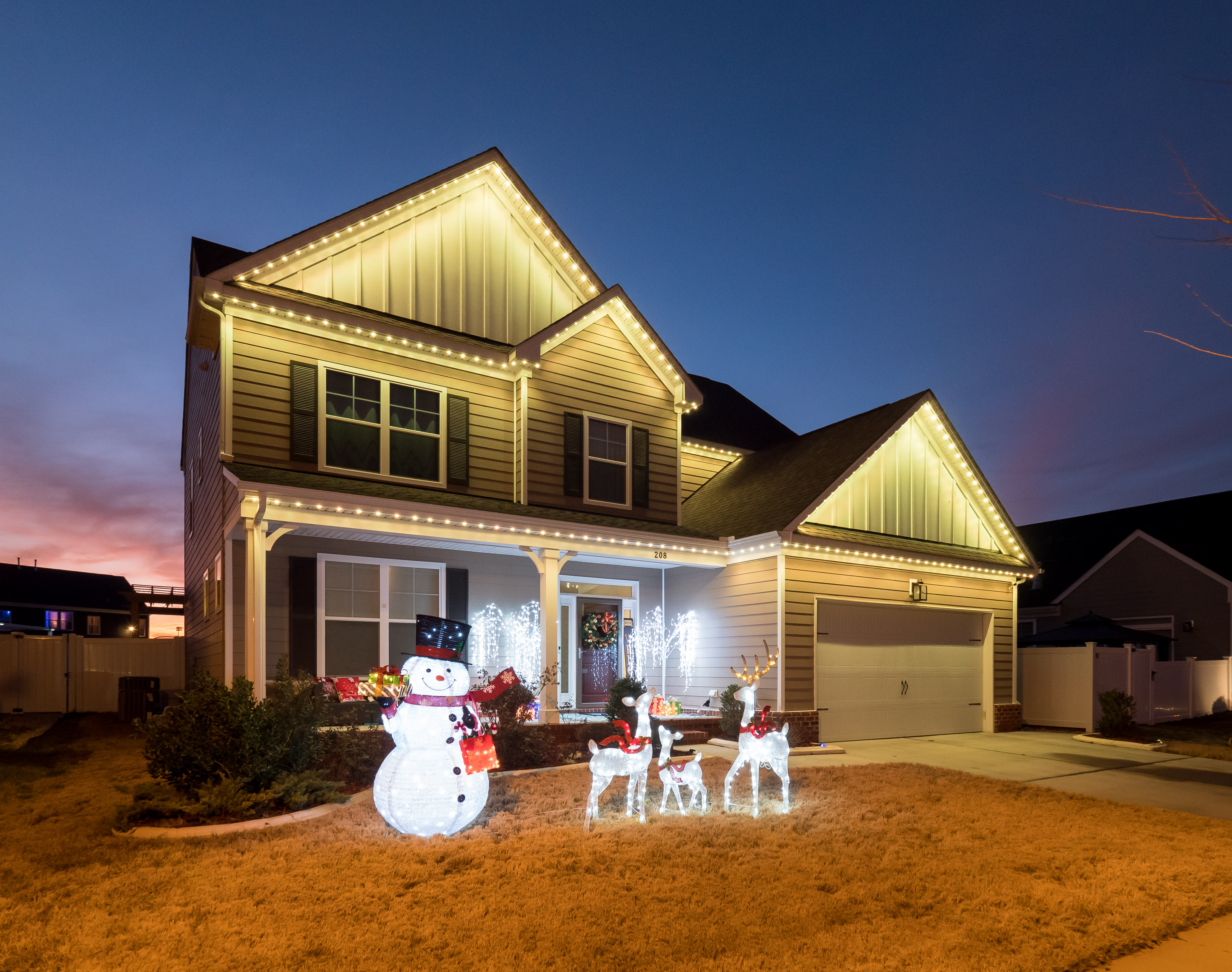 house with roofline holiday lights in columbus oh