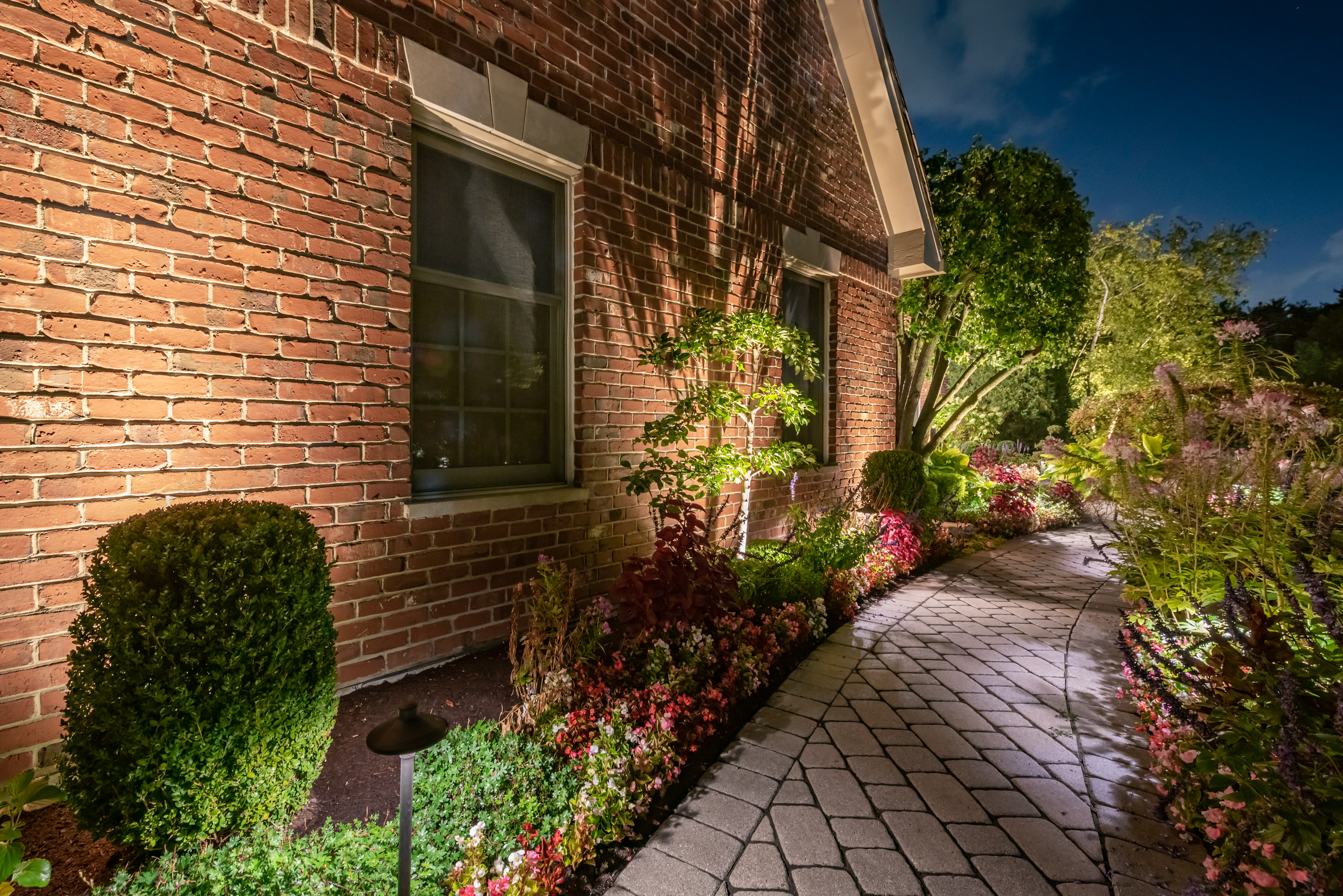 Pathway and walkway lighting