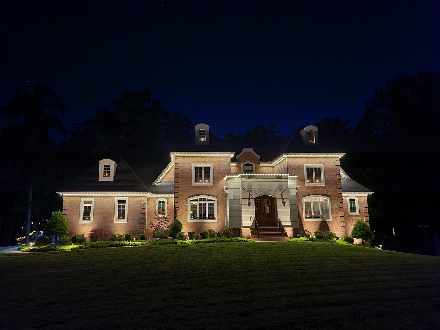 front of home with permanent roofline lighting in Virginia