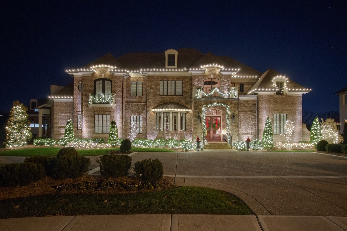 Outdoor Christmas Lights Hanging