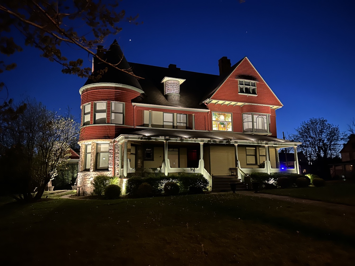 historic colonial roofline lighting covington kentucky